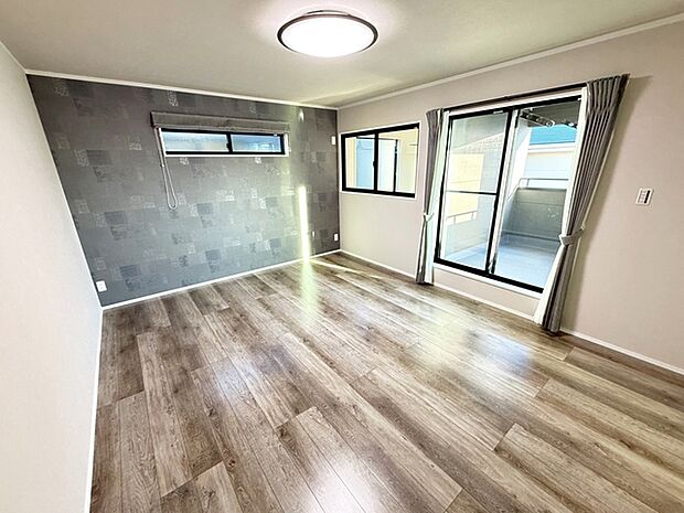 【洋室10帖】 キングサイズのベッドも置ける10帖のゆとりある主寝室。光も取り入れやすく明るい空間になっています。