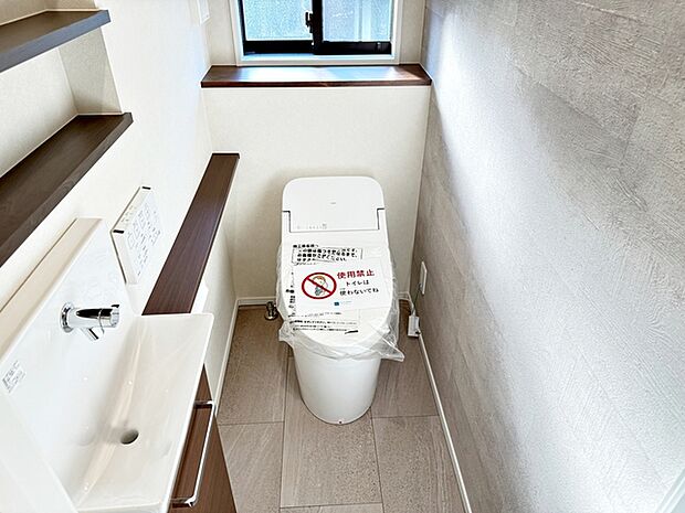 【1階トイレ】 窓付きで換気がしやすいトイレ！収納スペースや手洗器付きです！ 