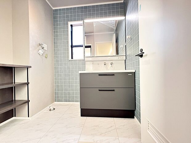 【洗面台】 収納力と機能性に優れた洗面台で、朝の忙しい時間でも身支度準備がスムーズにできます。