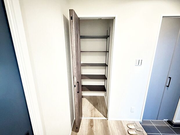 外出時に必要な物を収納しておくのに便利な玄関ホール収納