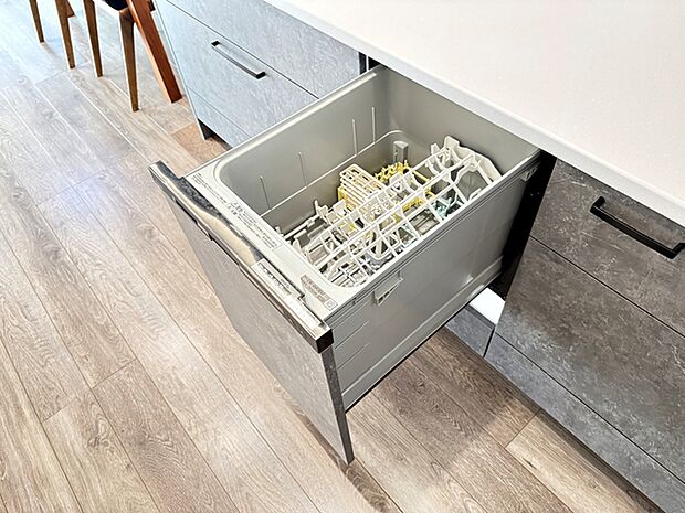 【食器洗浄乾燥機】 忙しい毎日、少しでも時間を短縮したい!そんな願いを叶える食器洗乾燥機付き。