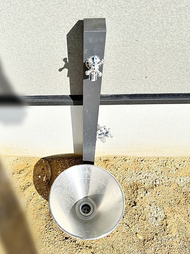 立水栓が設置されていますので、お庭の水撒き、洗車、お掃除、お子様の水遊びなど便利です！ 