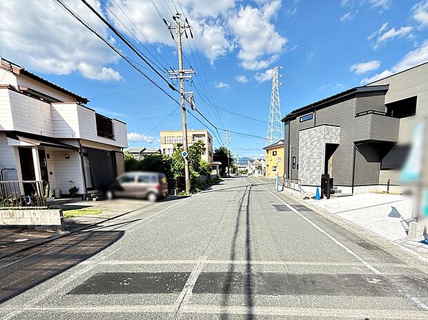 前面道路：西側約8ｍ幅、前面道路は見通しが良く、車の移動もスムーズに行えます。 