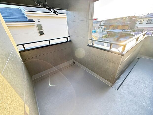 洗濯物が多い日も、シーツや掛け布団を天日干ししたいときにも嬉しい、広々バルコニーです！インナー部分もあるので外干しを悩む日も安心です 