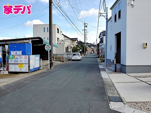 前面道路は公道で、車のすれ違いもらくらく広々約6.05ｍの幅があります 