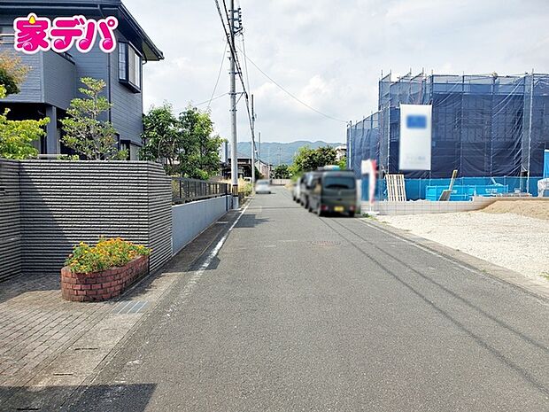 前面道路はゆとりの6ｍ!車通りが少なく、駐車が苦手な方でも安心の道路幅です 