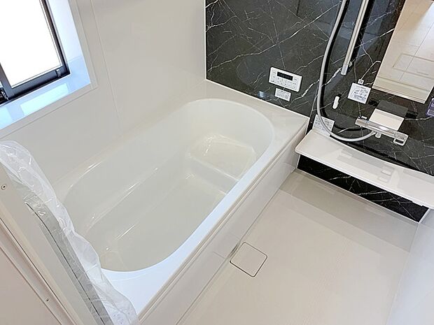 【施工例】ゆったり入れる浴槽、一日の疲れを癒してくれるくつろぎのバスタイムを…