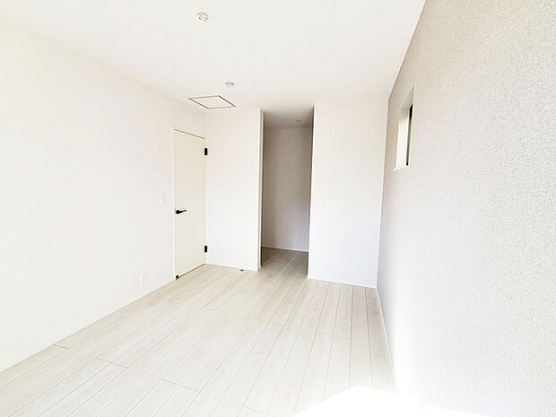 【洋室6.7帖】 主寝室には衣類収納やタンスを置く事もできるＷＩＣ付き！室内を広々と使えますね。 