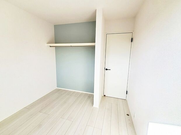 【洋室4.5帖】 お子様の一人部屋に最適な居室です。クローゼット付きで自然とお片付けできる環境に！ 