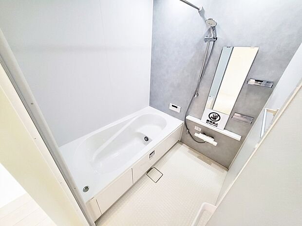 【浴室】 ゆったり入れる浴槽、一坪サイズのゆとりの空間。一日の疲れを癒してくれるくつろぎのバスタイムを… 