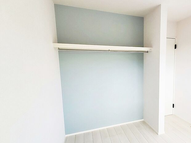 パイプハンガー付きのクローゼットは服を畳まず収納でき大切な衣類をシワや日焼けから守ります   