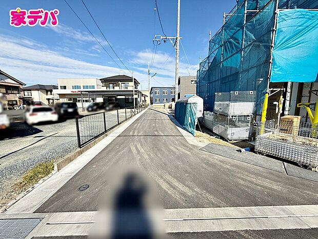 前面道路は車通り少ないのでお子様も安心して暮らせる環境です 