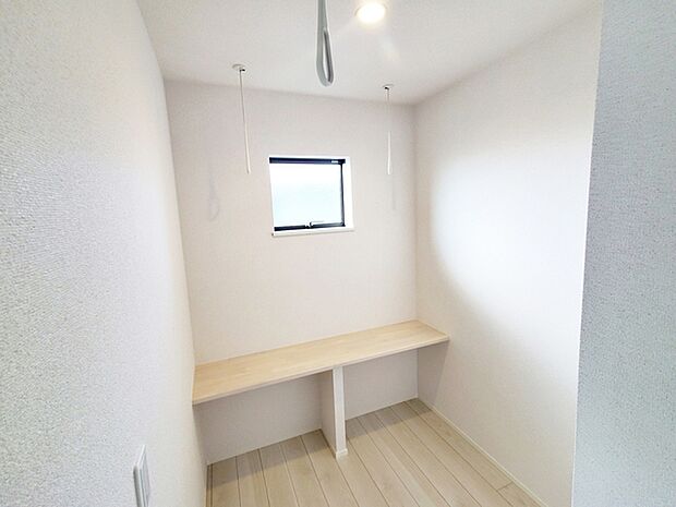 【2階ランドリースペース】 お天気に左右されず洗濯物を干すことができる、室内干しスペース。花粉の季節や梅雨の時期もへっちゃらです。 