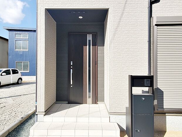 【玄関】 玄関が深い位置にあるので雨に濡れることなく身支度ができます