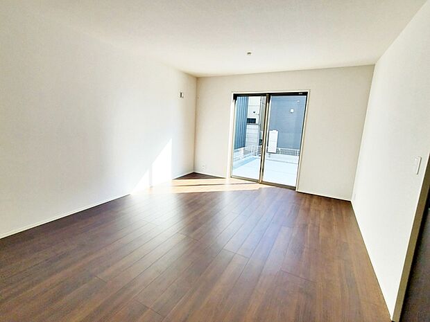 【リビング16.0帖】 大きな窓のあるリビングは、陽光あふれる明るい空間です。居心地良く、ご家族皆がゆったり寛げる憩いの空間となりそうです 