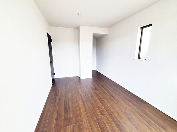 【洋室7.1帖】 キングサイズのベッドも置ける7.1帖のゆとりある主寝室。光も取り入れやすく明るい空間になっています。