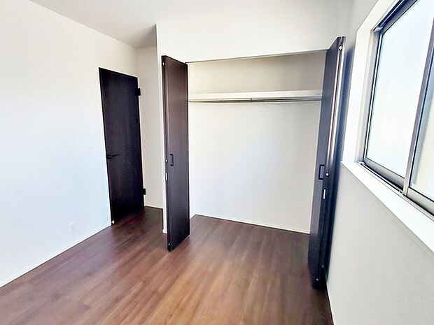 【洋室5.2帖】 腰窓で机や家具の配置がしやすい洋室5.2帖。子供部屋や書斎にもオススメです!