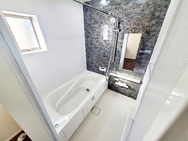 【浴室】 足がしっかりと伸ばせる快適な空間でリラクゼーション。一日の疲れをリフレッシュ!