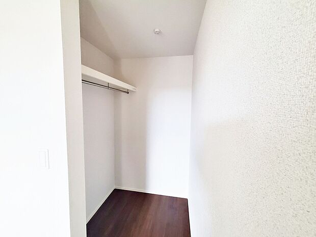 【WIC】 ハンガーにかけた洋服、帽子やバッグ他収納した物を見渡すことができ整理整頓がしやすい!