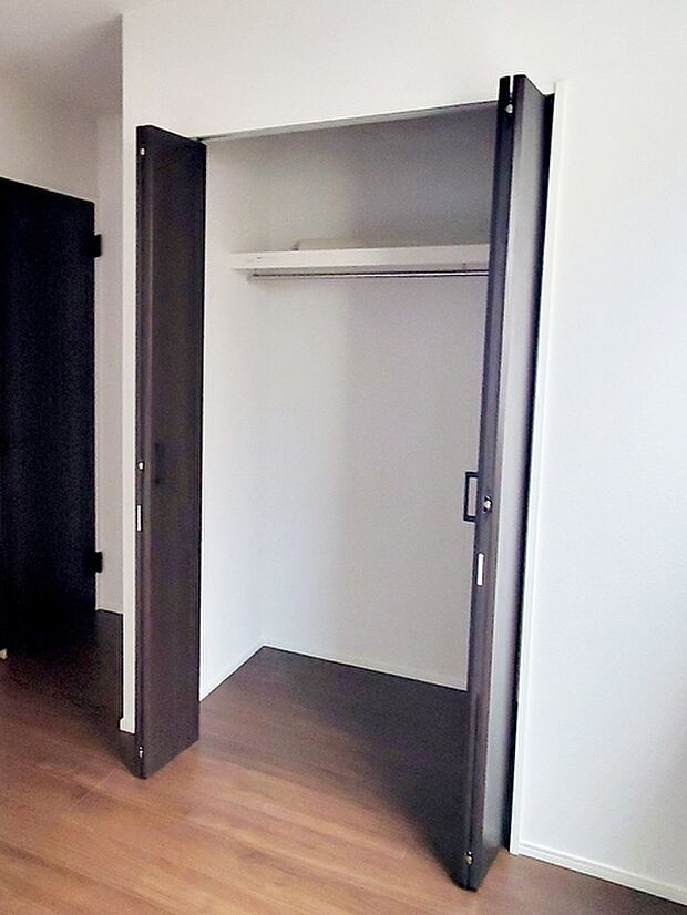 壁面クローゼットがあればタンスを置く必要がなく、出っ張りのないスッキリ空間を維持できます。