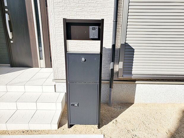 玄関前には一体型で場所を取らない、カメラ付インターホン・ポストがあり表札も付けることが可能。非対面で荷物が受け取れる宅配ボックスも標準装備