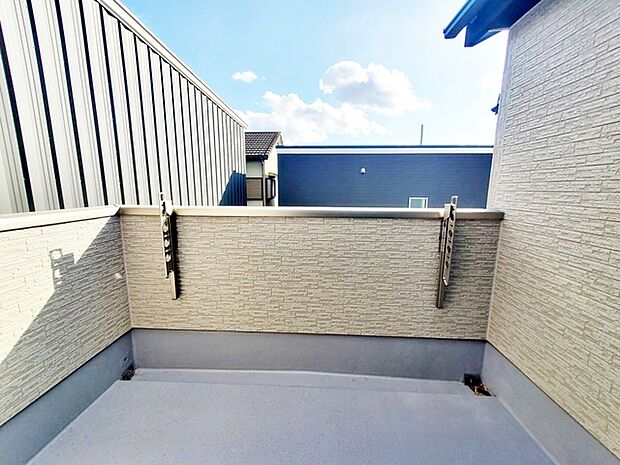 【バルコニー】 洗濯物や布団干しスペースを確保。