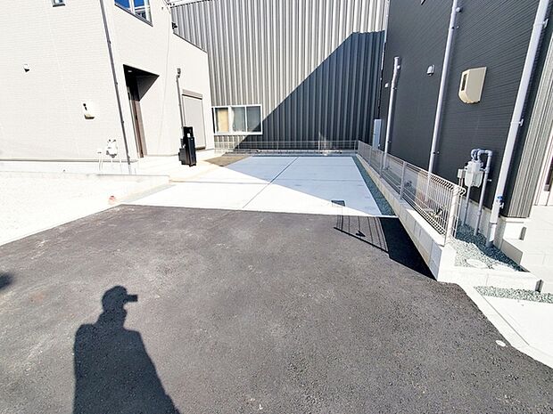 駐車スペースは2台分を確保！並列駐車が可能で車の出し入れもしやすく、運転の苦手な方にも安心です 