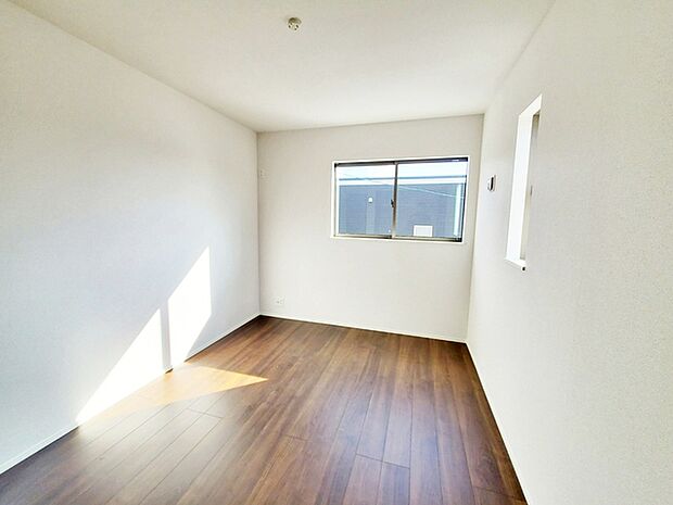 【洋室6.5帖】 2面採光で、晴れの日の日中はいつも明るい室内に。窓を開放すれば気持ちの良い風が入ります。 