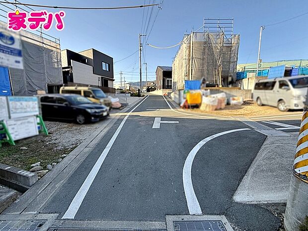 前面道路が5ｍと広いので運転が苦手な方にも安心です 
