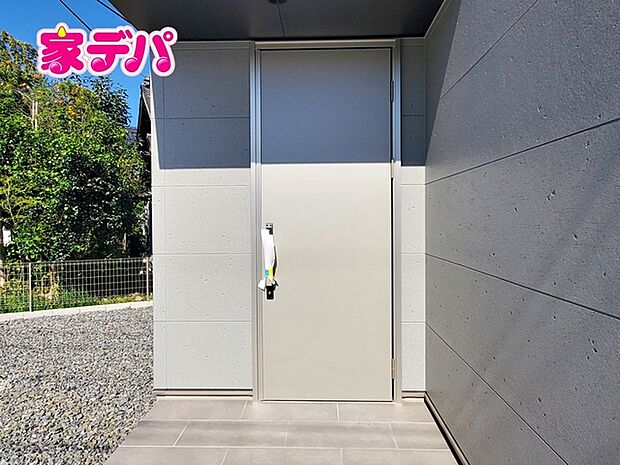 【玄関】 雨の日の出入りも濡れにくい玄関ポーチ 