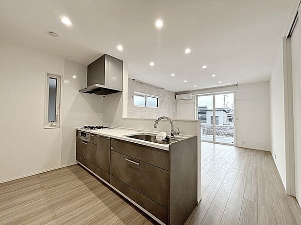 【キッチン】 リビングで遊んでいるお子様を見ながらお料理ができ、子育て中のパパママにも安心の設計です!