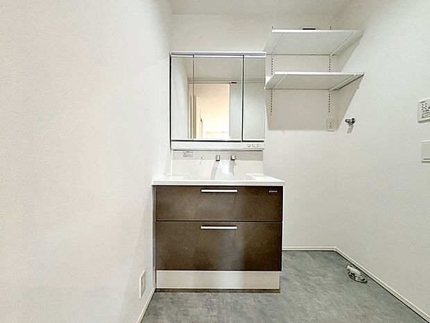 【洗面台】 洗面台の三面鏡の裏には収納があるので、見られたくないものの収納に便利