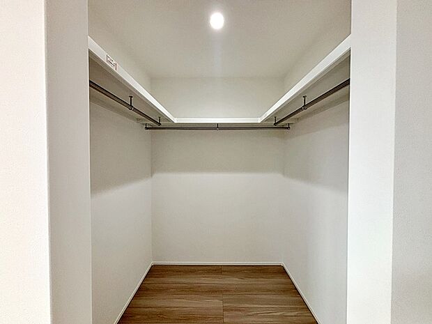 【ウォークインクローゼット】 WICは洋服、帽子、バッグなど全て収納可能!お部屋がスッキリ整理整頓できます!