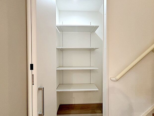 デッドスペースも有効活用!階段下に生活用品のストックを保管できます