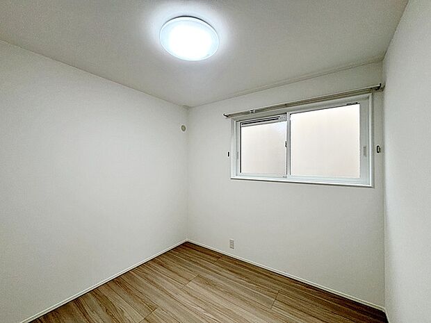 【洋室約4.5帖】 腰窓で机や家具の配置がしやすい洋室約4.5帖。子供部屋や書斎にもオススメです!