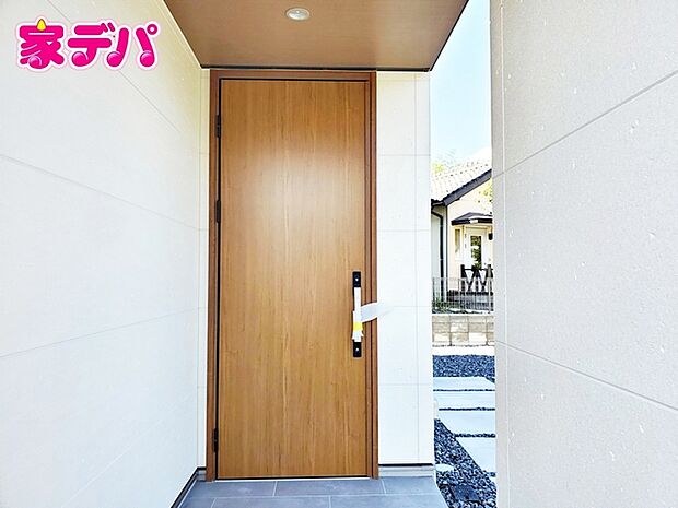 【玄関】 玄関が深い位置にあるので雨に濡れることなく身支度ができます