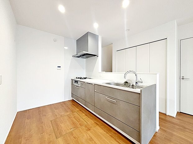 【キッチン】 お料理の用意や後片付けもスマートな対面キッチン。お料理中もリビングのご家族と会話が弾みます