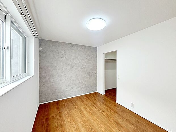 【洋室約6.5帖】 落ち着いた色味のアクセントクロスを壁の一部に使うと、とても落ち着いた空間になります。