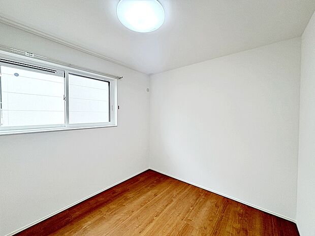 【洋室約4.5帖】 お子様にとっての初めての「自分の部屋」。学習机やベッドの配置もラクラクです。