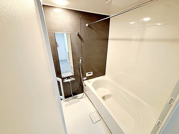【浴室】 浴室は1坪タイプで親子一緒に入浴しても広くご利用できます!ステップ付きの浴槽は節水効果も。