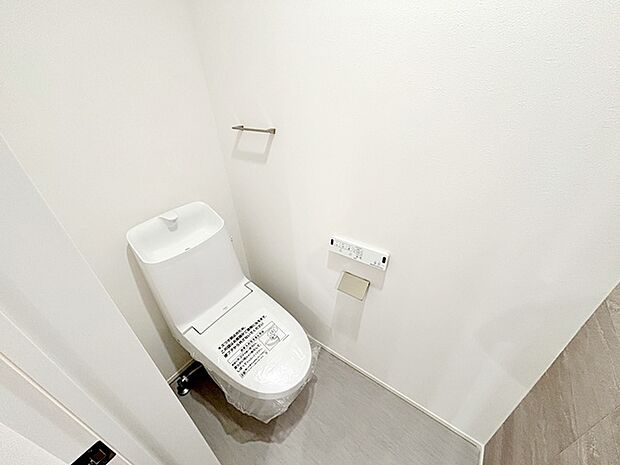 【トイレ】 各フロア1カ所ずつシャワー機能付トイレを設置しており、忙しい朝の混雑も解消!