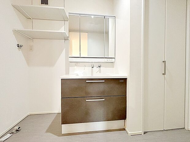 【洗面台】 洗髪・洗面・化粧などができる機能と収納スペースを一体化した洗面台です。  