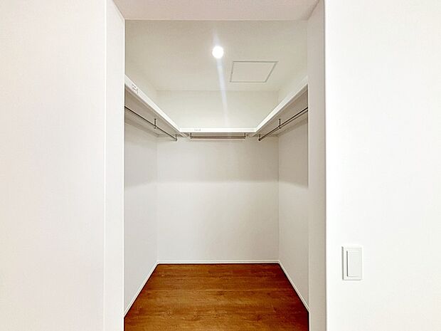 【ウォークインクローゼット】 ハンガーにかけた洋服、帽子やバッグ他収納した物を見渡すことができ整理整頓がしやすい!