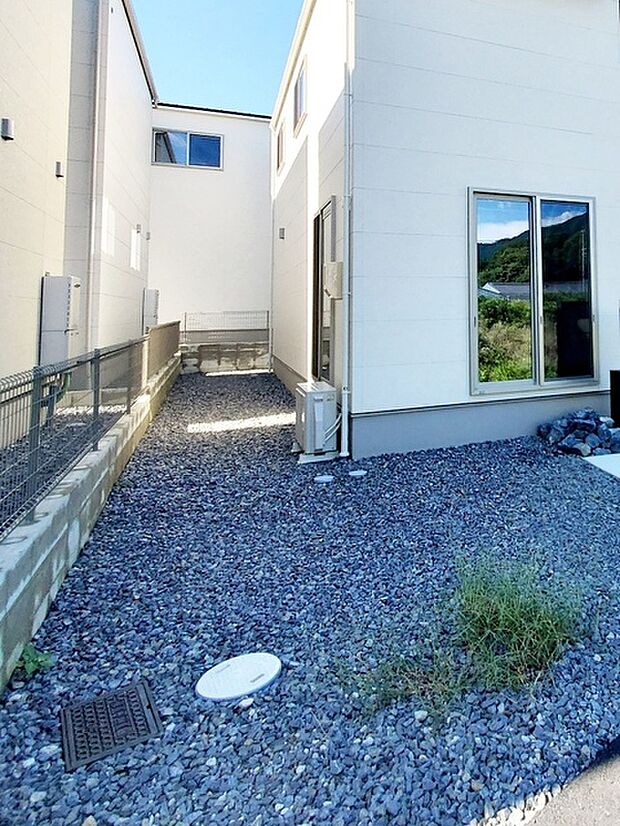 ハーブやお花を植えてガーデニングしたり、楽しみ方は自由自在!