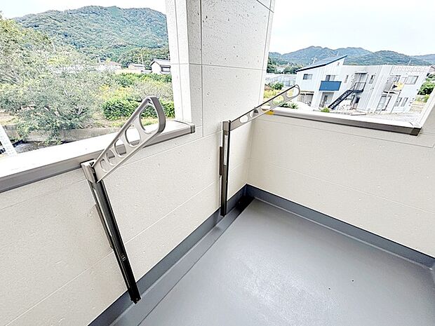 【バルコニー】 屋根のあるインナータイプのバルコニーだから、急な雨でも洗濯物が濡れにくくて安心