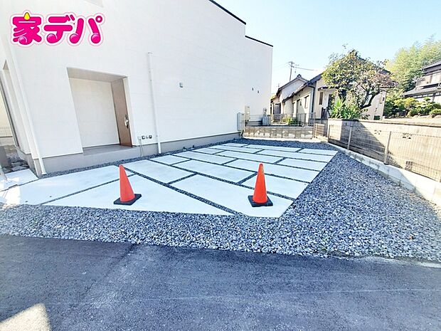 並列2台駐車可能なゆとりあるカースペース。目の前が駐車場だと雨の日も大量にお買い物をした時も便利