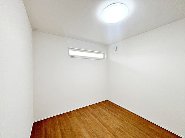 【洋室約4.5帖】 腰窓で机や家具の配置がしやすい洋室約4.5帖。子供部屋や書斎にもオススメです！ 