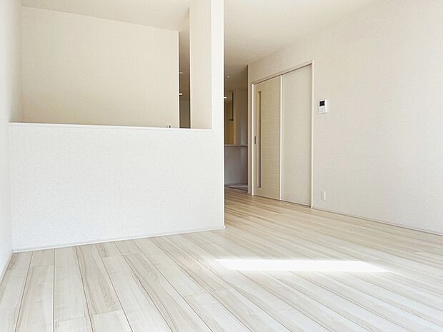 【施工例】のんびりくつろぐソファや、お食事を楽しむダイニングセットを置いても圧迫感はありません。