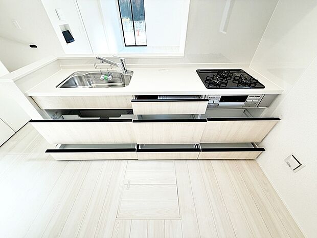 【キッチン】 小さなお子様にも目が届く、使い勝手の良い対面キッチンで楽しくお料理ができます！ 