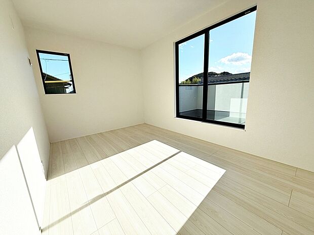 【洋室8.2帖】 南向きならではの恵まれた採光・通風。明るいお部屋は開放感がありますね。 